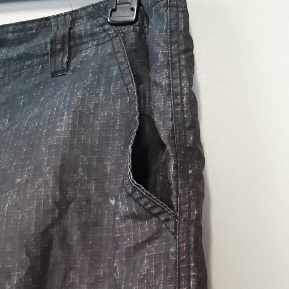 𝅺CARBON Black Graph Print Men's board Shorts - Picture 10 of 12